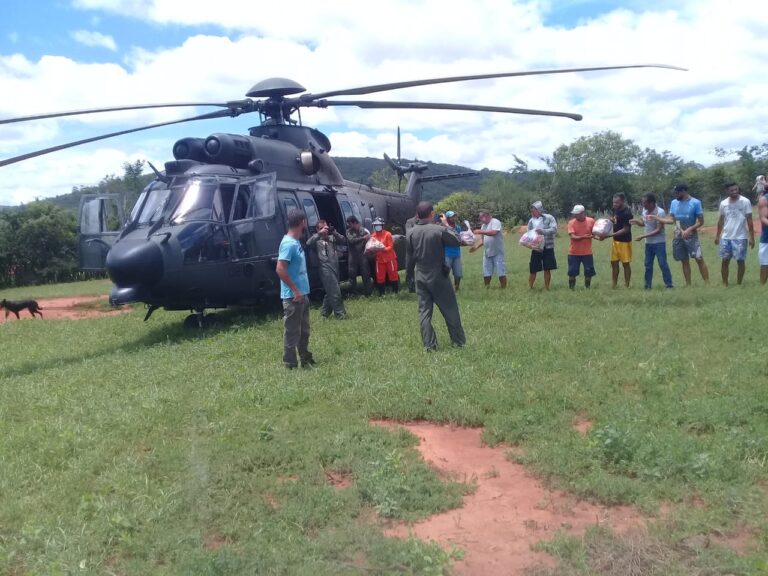 #Bahia: Helicóptero leva donativos a pessoas ilhadas na Lagoa da Serra em Poções
