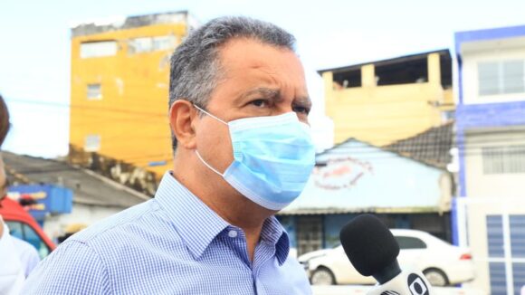 Uso de máscaras em ambientes abertos pode deixar de ser obrigatório em abril na Bahia, diz Rui Costa